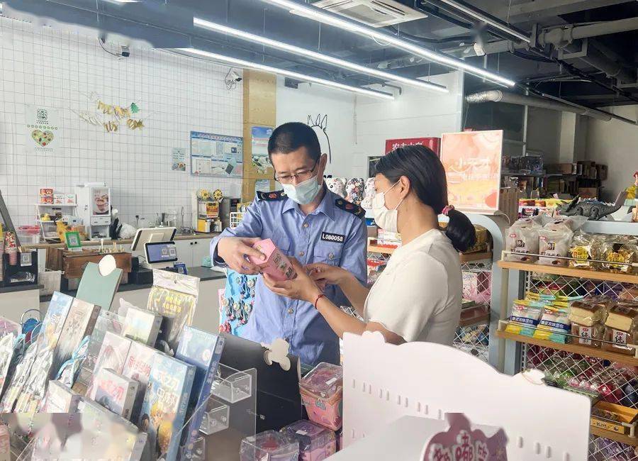 扬中一商店销售“三无”日用百货遭执法人员现场处理